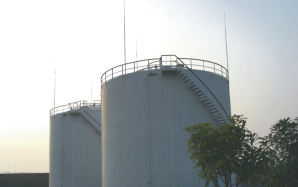 Oil tank system oil-water interface measurement